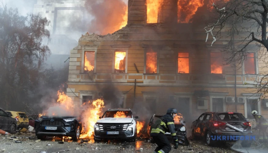 Рятувальна операція у Києві після удару дрона по будівлі НАНУ на Володимирській