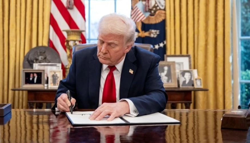Трамп 6 жовтня відкрив «червоний» дизель для доріг: пояснення указу