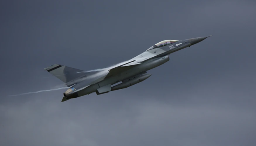 Винищувач F-16 Повітряних сил Румунії в повітрі