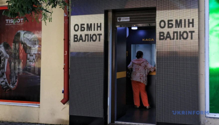 НБУ зафіксував курс гривні на 7 жовтня: долар здешевшав, євро здорожчав