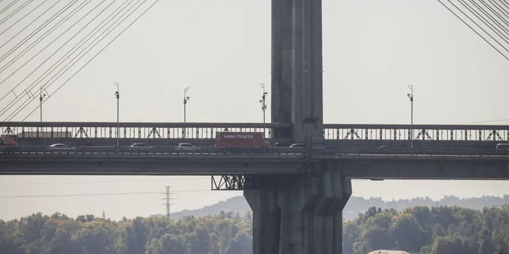 Південним мостом у Києві обмежили рух через пошкодження метро